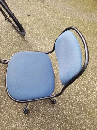 Silla de escritorio azul y negra