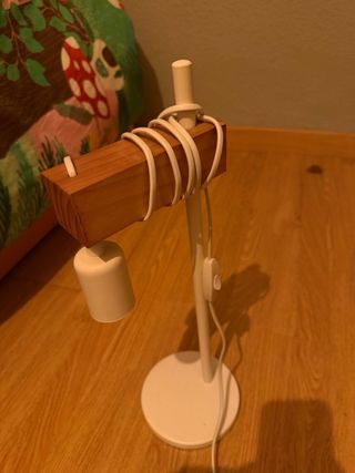 Lámpara de mesa madera y metal.