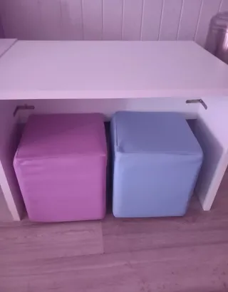 Mesas blancas y puffs morados/azules