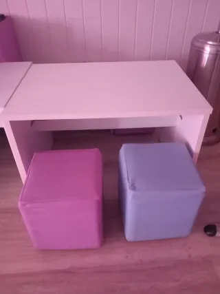 Mesas blancas y puffs morados/azules