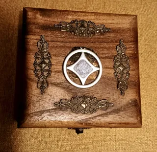 Caja joyero madera con adornos metálicos