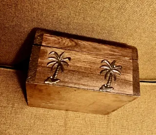 Caja joyero madera con adornos metálicos