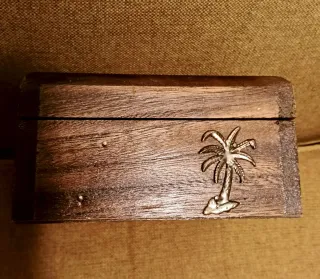 Caja joyero madera con adornos metálicos