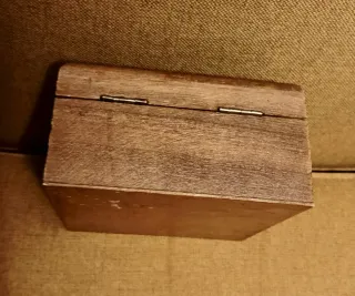 Caja joyero madera con adornos metálicos