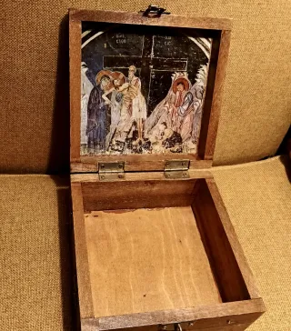 Caja joyero madera con adornos metálicos