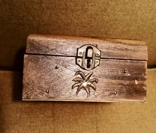 Caja joyero madera con adornos metálicos