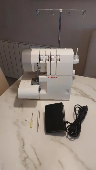 Maquina de coser overlock singer 14SH754