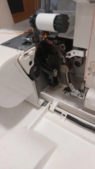 Maquina de coser overlock singer 14SH754