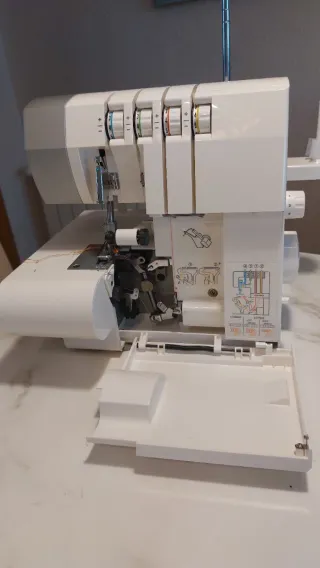 Maquina de coser overlock singer 14SH754