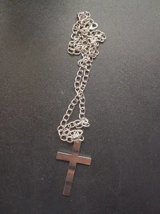 Cadena con cruz plateada