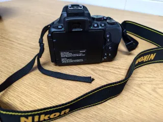 Cámara Nikon D5600 + Accesorios. Solo 545 disparos