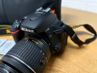 Cámara Nikon D5600 + Accesorios. Solo 545 disparos