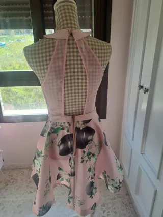 Vestido rosa con estampado de ballenas