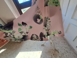 Vestido rosa con estampado de ballenas