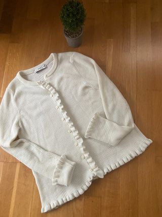 Chaqueta Mango canalé con volantes.