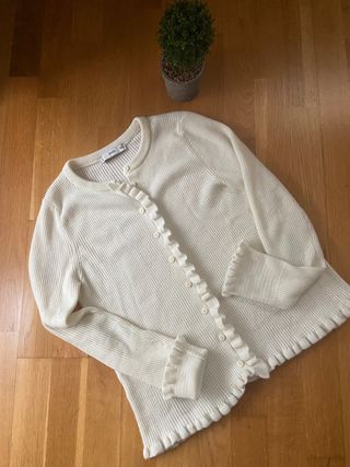 Chaqueta Mango canalé con volantes.