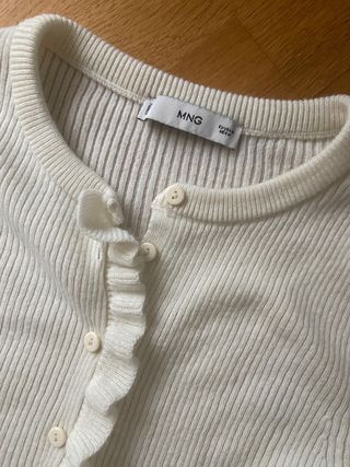 Chaqueta Mango canalé con volantes.