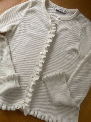 Chaqueta Mango canalé con volantes.