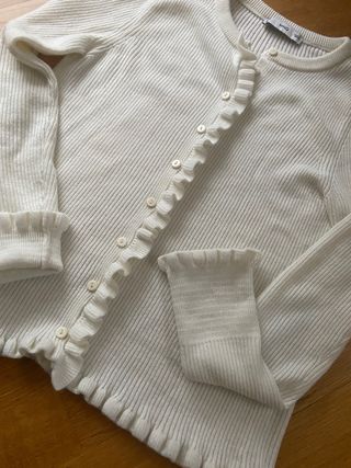 Chaqueta Mango canalé con volantes.