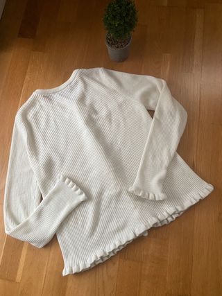 Chaqueta Mango canalé con volantes.