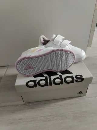Zapatillas niña Adidas.