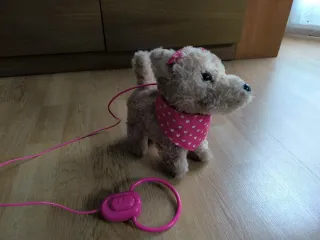 Perro de peluche que anda con correa
