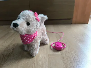 Perro de peluche que anda con correa
