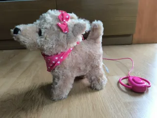 Perro de peluche que anda con correa