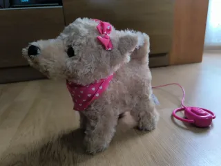 Perro de peluche que anda con correa