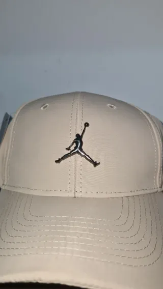 Gorra Jordan Beige Curva Ajustable