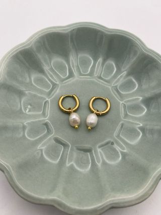 Orecchini a cerchio con perline irregolari