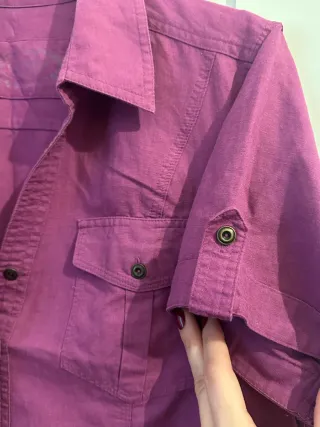 Camisa morada de manga corta
