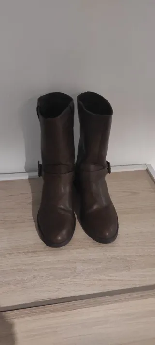 Botas marrones con hebilla