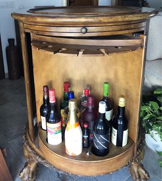 Bar o botellero con mapa del mundo