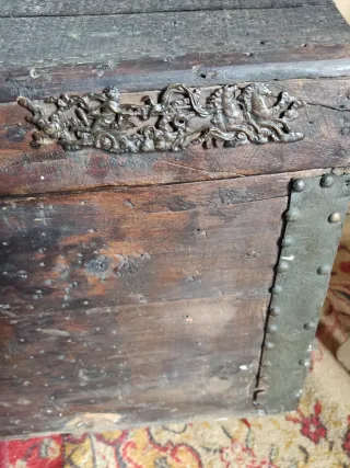 Baúl antiguo de madera y metal