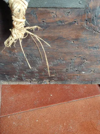 Baúl antiguo de madera y metal