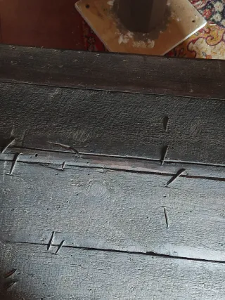 Baúl antiguo de madera y metal