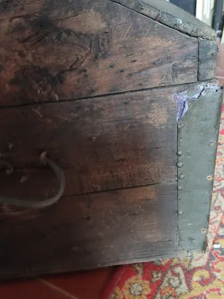 Baúl antiguo de madera y metal