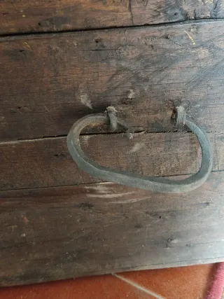 Baúl antiguo de madera y metal