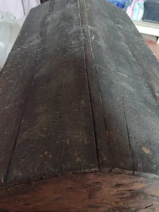 Baúl antiguo de madera y metal