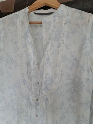 Blusa blanca estampada azul
