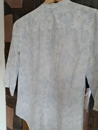 Blusa blanca estampada azul