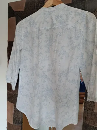 Blusa blanca estampada azul