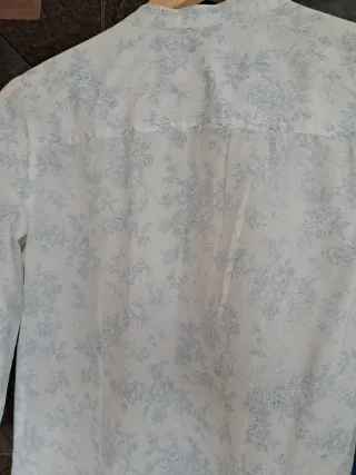 Blusa blanca estampada azul