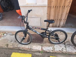 Bicicleta BMX negra