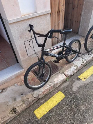 Bicicleta BMX negra