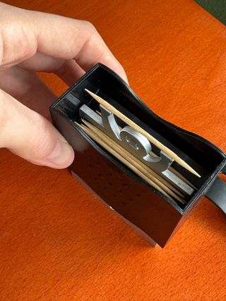 Porta palillos negro y plateado