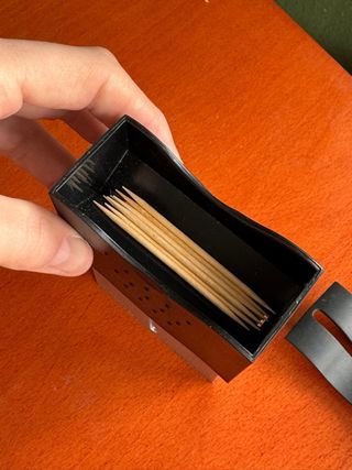 Porta palillos negro y plateado