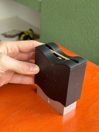 Porta palillos negro y plateado