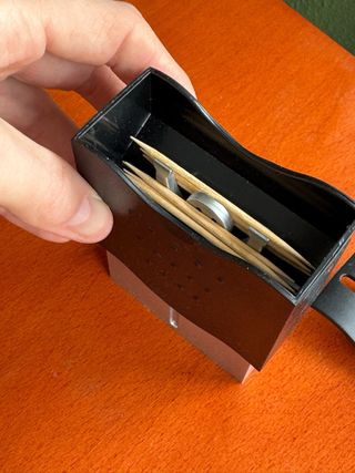 Porta palillos negro y plateado